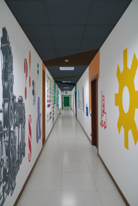 Studio per la decorazione degli uffici e degli spazi interni dell’industria grafica Caleidograf