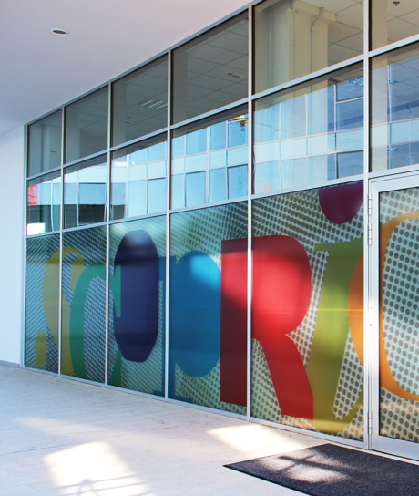 Vetrofanie per la decorazione dello spazio Scopricoop di Bergamo