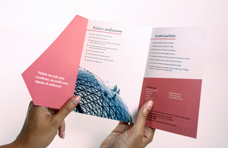 Interno di una delle brochure che presentano i servizi della cooperativa Spazio Aperto
