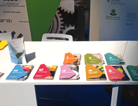 Brochure esposte nello stand realizzato per la cooperativa Spazio Aperto alla manifestazione Emergendo